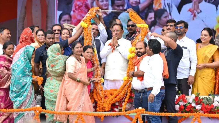 रक्षाबंधन से पहले मुख्यमंत्री ने बहनों को दी सौगात : महतारी वंदन योजना की 31वीं किस्त जारी की
