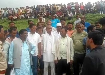 लीकेज बांध का पानी ठीक करने उतरे ग्रामीण की मौत : वेस्ट वियर में फंसने से गई जान, FIR और मुआवजे पर अड़े परिजन