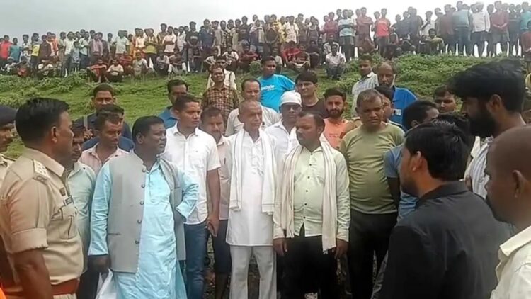 लीकेज बांध का पानी ठीक करने उतरे ग्रामीण की मौत : वेस्ट वियर में फंसने से गई जान, FIR और मुआवजे पर अड़े परिजन