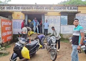 सूरजपुर में खाद घोटाला : जयनगर सहकारी समिति से 74.66 लाख की खाद गायब, प्रबंधक पर FIR दर्ज