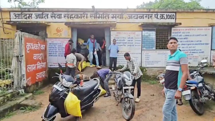 सूरजपुर में खाद घोटाला : जयनगर सहकारी समिति से 74.66 लाख की खाद गायब, प्रबंधक पर FIR दर्ज