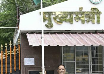 ‘हर घर तिरंगा’ अभियान : मुख्यमंत्री विष्णुदेव साय ने मुख्यमंत्री निवास में फहराया तिरंगा