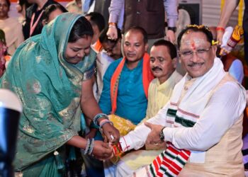 मुख्यमंत्री साय को बहनों ने बांधी राखी : मुख्यमंत्री ने उपहार भेंट कर जताया स्नेह