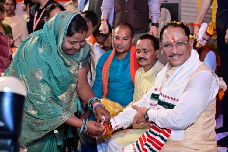 मुख्यमंत्री साय को बहनों ने बांधी राखी : मुख्यमंत्री ने उपहार भेंट कर जताया स्नेह