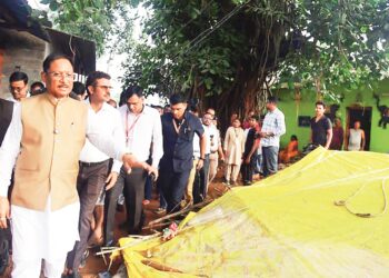 मुख्यमंत्री बस्तर में बाढ़ प्रभावित क्षेत्रों में पहुंचे : प्रभावितों के लिए की 10-10 हजार रुपए की सहायता देने घोषणा की