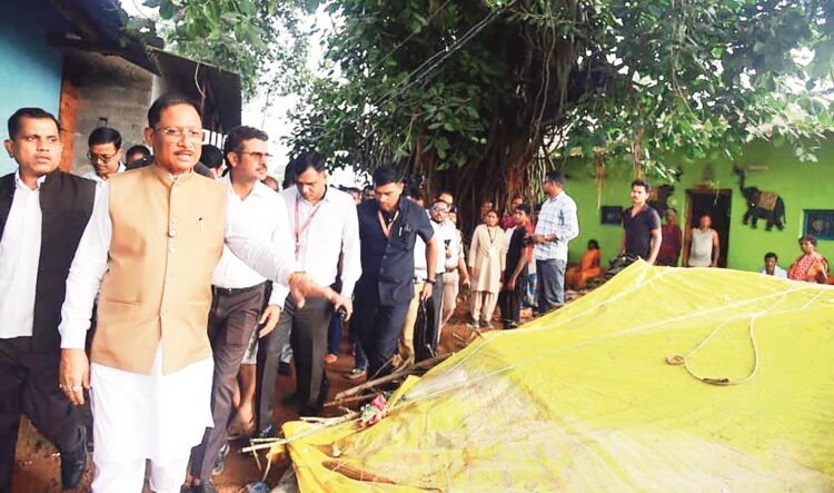 मुख्यमंत्री बस्तर में बाढ़ प्रभावित क्षेत्रों में पहुंचे : प्रभावितों के लिए की 10-10 हजार रुपए की सहायता देने घोषणा की