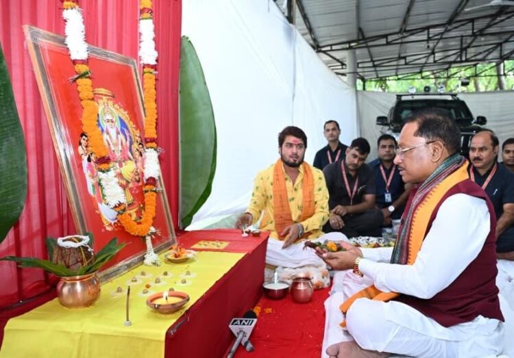 भगवान विश्वकर्मा की आराधना : मुख्यमंत्री साय बाेले – सृजन, कौशल और श्रम के सम्मान का संदेश देता है यह पर्व