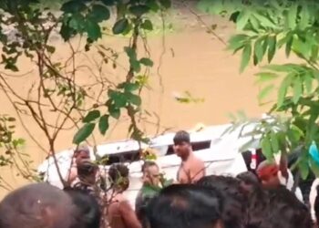 मध्यप्रदेश के नलखेड़ा के उफनते नाले में बही कार : मां बगलामुखी मंदिर दर्शन करने आए 8 श्रद्धालुओं की मौत 