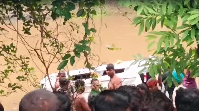 मध्यप्रदेश के नलखेड़ा के उफनते नाले में बही कार : मां बगलामुखी मंदिर दर्शन करने आए 8 श्रद्धालुओं की मौत