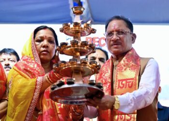 सवा लाख आशीर्वाद के दीपों से जगमगाया खारुन तट : मुख्यमंत्री साय ने प्रधानमंत्री मोदी के दीर्घायु के लिए की महाआरती