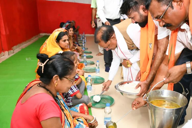 मुख्यमंत्री ने सुकमा जिले के बाढ़ प्रभावित क्षेत्रों का किया दौरा : पीड़ित परिवारों से मिलकर जाना हाल