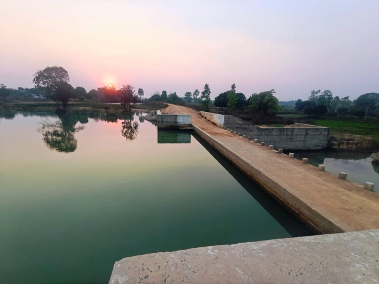 सेवा संकल्प अभियान :ग्रामीणों की मांग पर बना सकालो मुरना बांध, जल संकट से मिली राहत और 45 हेक्टेयर खेती को मिला पानी जल संरचना बनी सिंचाई, निस्तारी का आधार