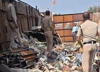 कबाड़ी के गोदाम में मिली बीएसपी की रेल पटरी : मैनेजर गिरफ्तार, गैस कटर, ऑक्सीजन सिलेंडर और भारी मात्रा में स्क्रैप जब्त