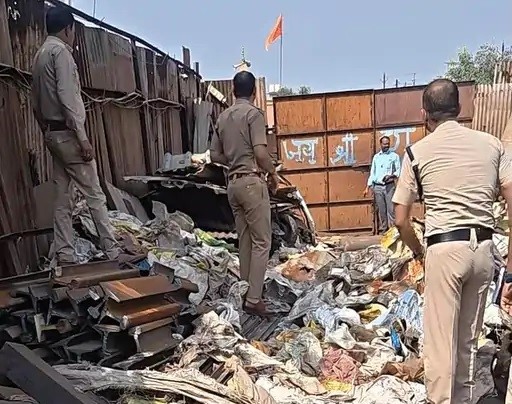 कबाड़ी के गोदाम में मिली बीएसपी की रेल पटरी : मैनेजर गिरफ्तार, गैस कटर, ऑक्सीजन सिलेंडर और भारी मात्रा में स्क्रैप जब्त