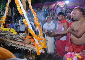 कांटों के झूले पर विराजीं मां काछनदेवी : महापर्व आयोजन की मिली अनुमति