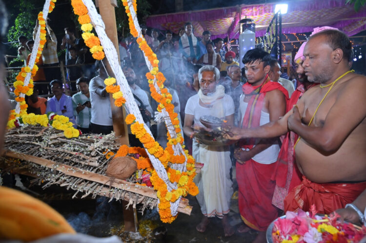 कांटों के झूले पर विराजीं मां काछनदेवी : महापर्व आयोजन की मिली अनुमति