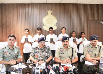 ओडिशा में सक्रिय 4 माओवादी सहित छह ने किया समर्पण : 8-8 लाख के  है इनामी नक्सली