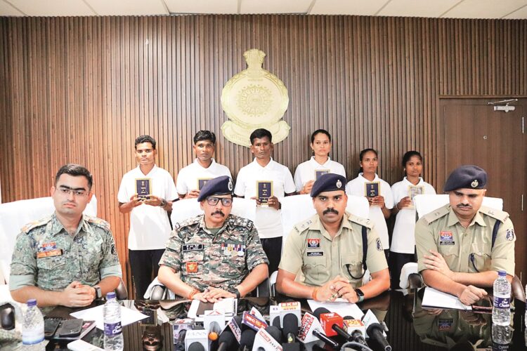 ओडिशा में सक्रिय 4 माओवादी सहित छह ने किया समर्पण : 8-8 लाख के है इनामी नक्सली